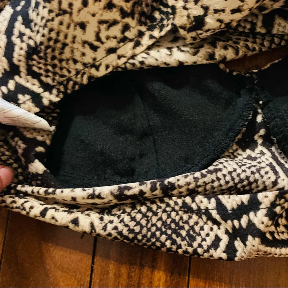 ⭐️ PRETTYLITTLETHING Nude Woven Cup Detail Long Sleeve Crop Top Python Print - Picture 9 of 10